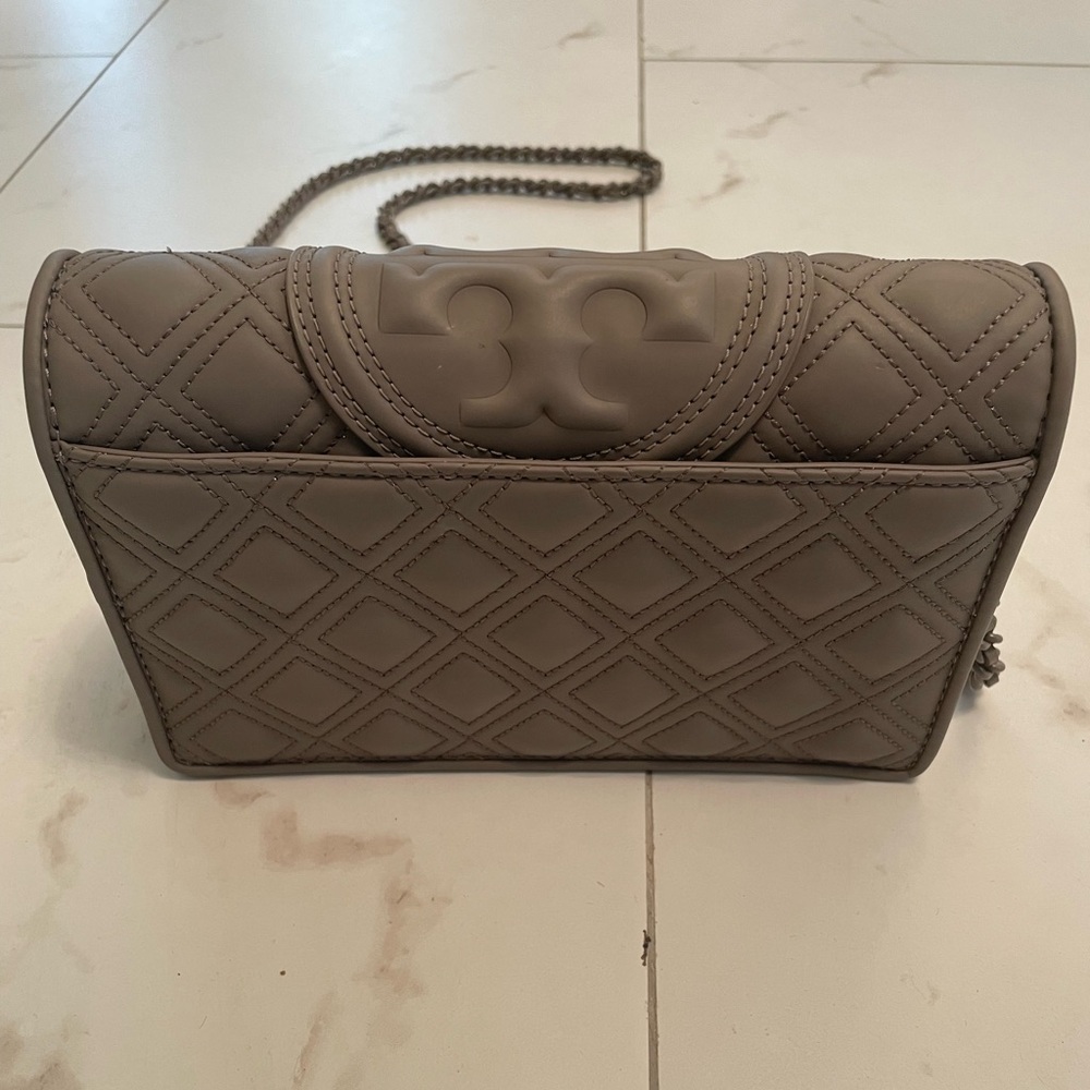 Tory Burch Fleming Matte Chain Wallet Bag - Picture 4 of 9